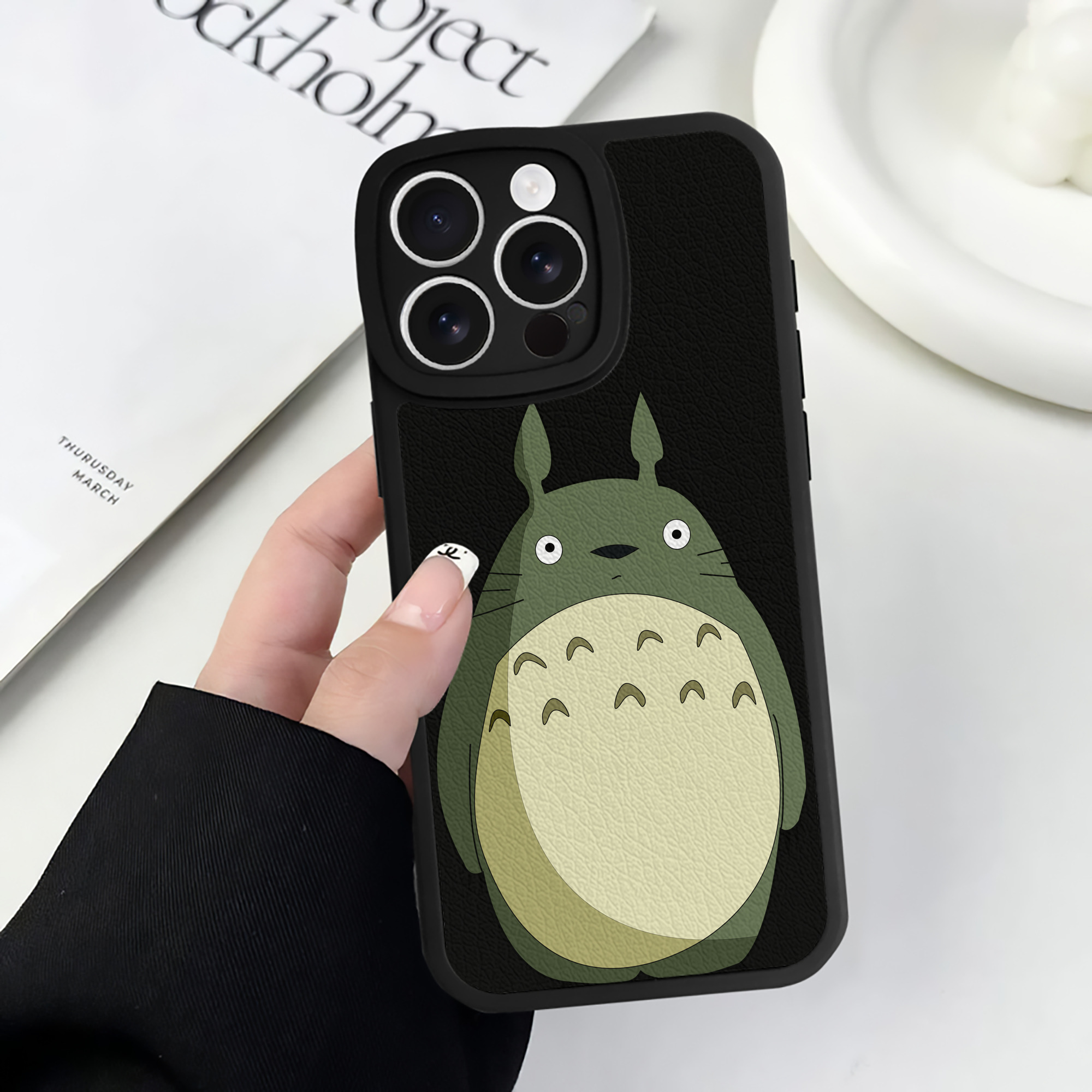 （画像用） となりのトトロ 草壁メイ 草壁サツキ My Neighbor Totoro Satsuki Kusakabe Mei Kusakabe 【iPhone 16シリーズ対応】シリコンスマホケース（レザー調） 材質：シリコン